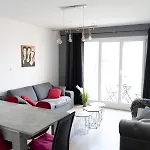 شقة Mama With Mobile Aircon, Including Free Parking Space At 300 Meters