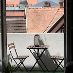 Mama With Mobile Aircon, Including Free Parking Space At 300 Meters Apartment