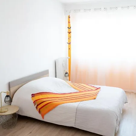 Mama With Mobile Aircon, Including Free Parking Space At 300 Meters Apartment *