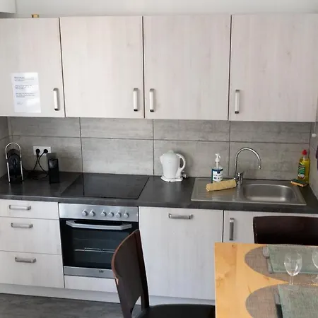 Mama With Aircon Including Parking 2 Cars Apartment
