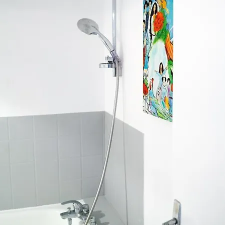 Apartment Mama With Mobile Aircon, Including Free Parking Space At 300 Meters