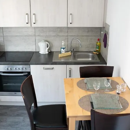 Mama With Mobile Aircon, Including Free Parking Space At 300 Meters Apartment *