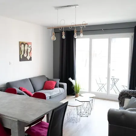 Apartment Mama With Mobile Aircon, Including Free Parking Space At 300 Meters