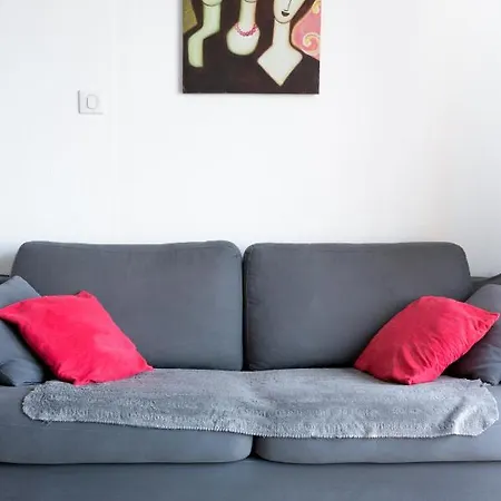 Apartment Mama With Mobile Aircon, Including Free Parking Space At 300 Meters